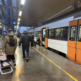 Usuarios de RL3 en Lleida antes de la suspensión del servicio, este sábado.