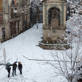 Una plaça de Solsona nevada, en una imatge d'aquest dissabte, 24 de gener. 24/01/2026