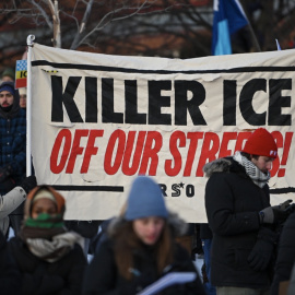 La gente se reúne para una vigilia nocturna en Whittier Park, a pocas manzanas del lugar donde Alex Pretti fue asesinado a tiros por agentes federales Minneapolis.