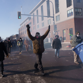 Protestantes en Mineápolis honran la memoria de Alex Pretti.