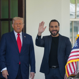 Imagen de archivo del presidente Donald Trump con el presidente de Salvador, Nayib Bukele.