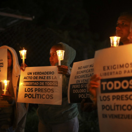 Familiares de presos políticos afuera del centro penitenciario Rodeo I en Venezuela.
