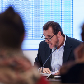 El ministro de Transportes y Movilidad Sostenible, Óscar Puente, atiende a los medios en una rueda de prensa