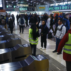 Informadores atienden a viajeros en la estación de Sants de Barcelona, este lunes en que el servicio de Rodalies y Media Distancia de Cataluña vuelve a sufrir una jornada caótica a raíz de las incidencias que afectan al centro de control centralizado de A