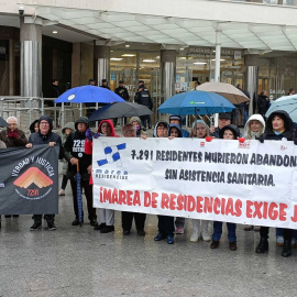 Concentración de los familiares de las víctimas de las residencias frente al Juzgado de Instrucción número 23 de Madrid.