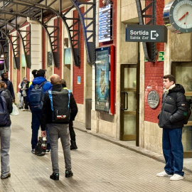 Usuaris esperen aquest dilluns el pas de trens a l'estació de Rodalies de Mataró. 26/01/2026