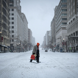 Una persona camina durante una nevada en Washington (Estados Unidos).