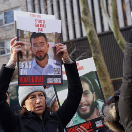 Cartel con una fotografía del policía israelí Ran Gvili, secuestrado por Hamás.