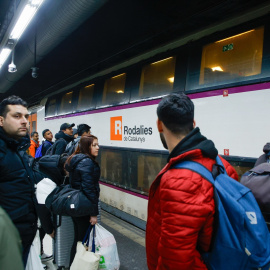 Viajeros cogen un tren de Rodalies en la Estación de Sants.