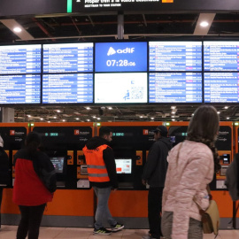 Usuaris de Rodalies a l'estació de Sants de Barcelona aquest dimarts. 27/01/2026