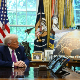 El presidente de EEUU, Donald Trump, escucha las explicaciones sobre el escudo antimisiles Cúpula Dorada, en el Despacho Oval de la Casa Blanca.