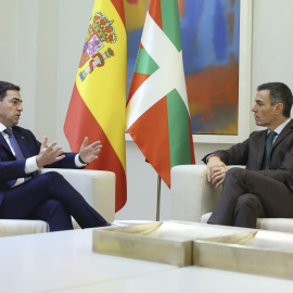 El presidente del Gobierno, Pedro Sánchez, se reúne con el lehendakari, Imanol Pradales, este martes en el Palacio de la Moncloa
