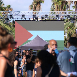 Escenari amb la bandera de Palestina al Moll de la Fusta, 30 d'agost de 2025.
