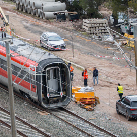 Trabajadores retirando los vagones en el punto de las vías donde tuvo lugar el accidente de trenes de Adamuz.