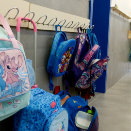 Motxilles als penjadors d'una escola de Castelló de Farganya, a la Noguera.