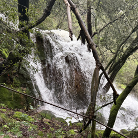 El salt de Martís brolla amb el resultant de l'aigua de la platja d'Espolla
