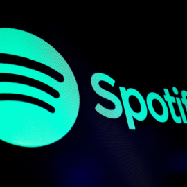 El logo de Spotify en un monitor en el patio de negociación de la Bolsa de Nueva York (NYSE, por sus siglas en inglés), en Wall Street.