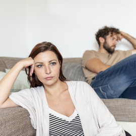 medium-shot-couple-being-upset