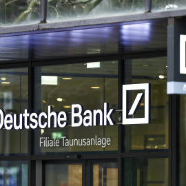 El logo de Deutsche Bank en la entrada de su sede en Fráncfort.