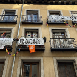 Pancartas en la fachada del bloque Valverde 42, en Madrid