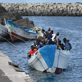 Foto de archivo de varios migrantes llegan al puerto de La Restinga.