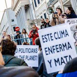 EuropaPress_5029094_grupo_jovenes_sentados_pancartas_manifestacion_movimiento_juventud_clima