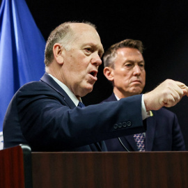 El zar de Trump, Tom Homan, da una rueda de prensa en Mineápolis.