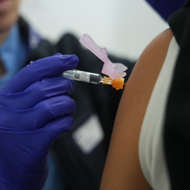 Una persona se vacuna en un centro de Bilbao (Archivo).