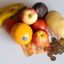 Fotografía de archivo de varios productos con dinero en efectivo.