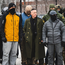 El jefe del ICE, Gregory Bovino, observa junto a sus agentes una protesta en Mineápolis.