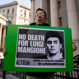 Un partidario de Luigi Mangione protesta contra la aplicación de la pena de muerte frente al Tribunal Federal de Manhattan.