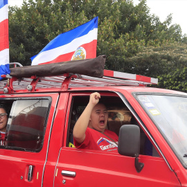 Personas celebrando en Costa Rica después clasificarse para la Copa Mundial de la FIFA 2022.
