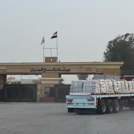 Un camión con ayuda humanitaria en el paso fronterizo de Rafah.