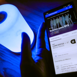 Una persona buscando entradas para el grupo BTS en la página de Ticketmaster.