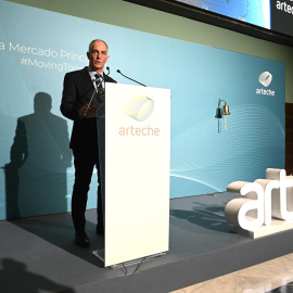 El consejero delegado del Grupo Arteche, Alexander Artetxe, durante el toque de campana que simboliza el comienzo de su cotización en el mercado continuo, en Bolsa de Bilbao.