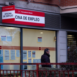 Un hombre sale de una oficina de empleo, este martes en Madrid.