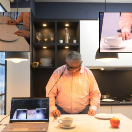 El paciente que ha recuperado la visión durante una de las pruebas.