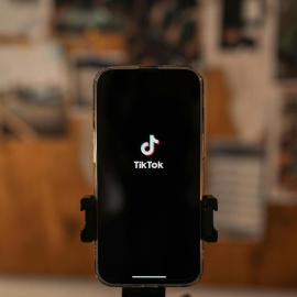 Tiktok permite comprar al instante los productos que muestra en sus vídeos.