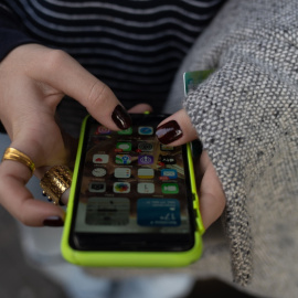 Fotografía de archivo de una persona usando el teléfono móvil.