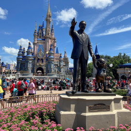 La estatua de Walt Disney en la avenida principal del parte temático de Orlando (Florida).