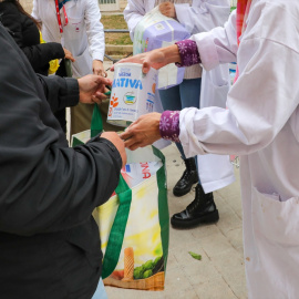 Una persona recibe leche infantil en una foto de archivo.