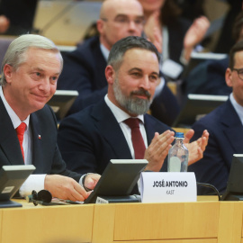 El presidente electo de Chile, José Antonio Kast; el líder de Vox, Santiago Abascal; y el presidente del partido ECR, Mateusz Morawiecki en el Parlamento Europeo.