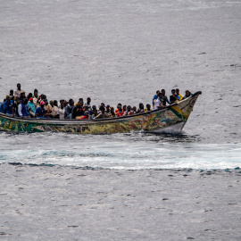 Foto de archivo de un cayuco con migrantes, antes de llegar al muelle de La Restinga.(1)