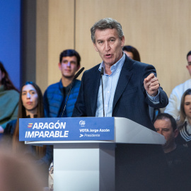 El presidente del Partido Popular, Alberto Núñez Feijóo, interviene durante la clausura de un mitin en el Centro Sociocultural de San Julián, a 3 de febrero de 2026, en Teruel, Aragón (España). El candidato popular a la Presidencia del Gobierno de Aragón,