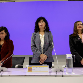 La ministra de Igualdad, Ana Redondo (c), junto a la delegada del Gobierno contra la Violencia de Género, Carmen Martínez Perza (d), entre otras, guarda un minuto de silencio por el repunte de asesinatos machistas este miércoles en Madrid.