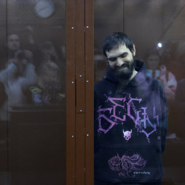 El cómico ruso Artemy Ostanin, tras una mampara de cristal en el tribunal que le ha juzgado en Moscú por un chiste sobre un militar veterano con discapacidad.