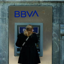 Una mujer opera en un cajero automático del BBVA en Bilbao.