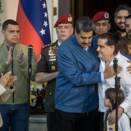 Fotografía de archivo 20 de diciembre de 2023 del presidente de Venezuela, Nicolás Maduro (c), abrazando al empresario colombiano Alex Saab, en el Palacio de Miraflores en Caracas (Venezuela)