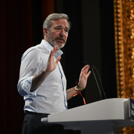 El candidato del PP a la Presidencia de Aragón, Jorge Azcón, interviene en un mitin durante la campaña electoral del 8-F en Aragón, a 4 de febrero de 2026, en Huesca,