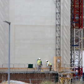 Foto de archivo de obreros trabajan en las obras de un bloque de viviendas.